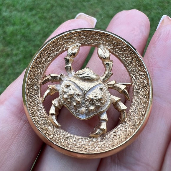 Vintage Crown Trifari 1969 Cancer Zodiac Brooch Gold-tone Astrology Crab - Picture 10 of 17